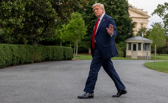 El presidente Donald Trump entra a la Casa Blanca, el 13 de julio de 2025. (Tasos Katopodis/Getty Images)