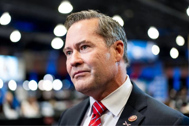 El representante Michael Waltz (R-Florida) en el Centro de Convenciones de Pensilvania antes del debate presidencial entre el candidato republicano, el expresidente Donald Trump, y la candidata demócrata, la vicepresidenta Kamala Harris, en Filadelfia, Pensilvania, el 10 de septiembre de 2024. (Madalina Vasiliu/The Epoch Times)