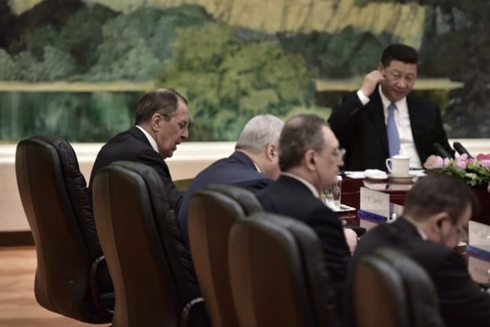 El ministro de Asuntos Exteriores ruso, Sergei Lavrov (izq.), asiste a una reunión con el presidente chino, Xi Jinping, en el Gran Salón del Pueblo, en Beijing, el 23 de abril de 2018. (Naohiko Hatta-Pool/Getty Images)