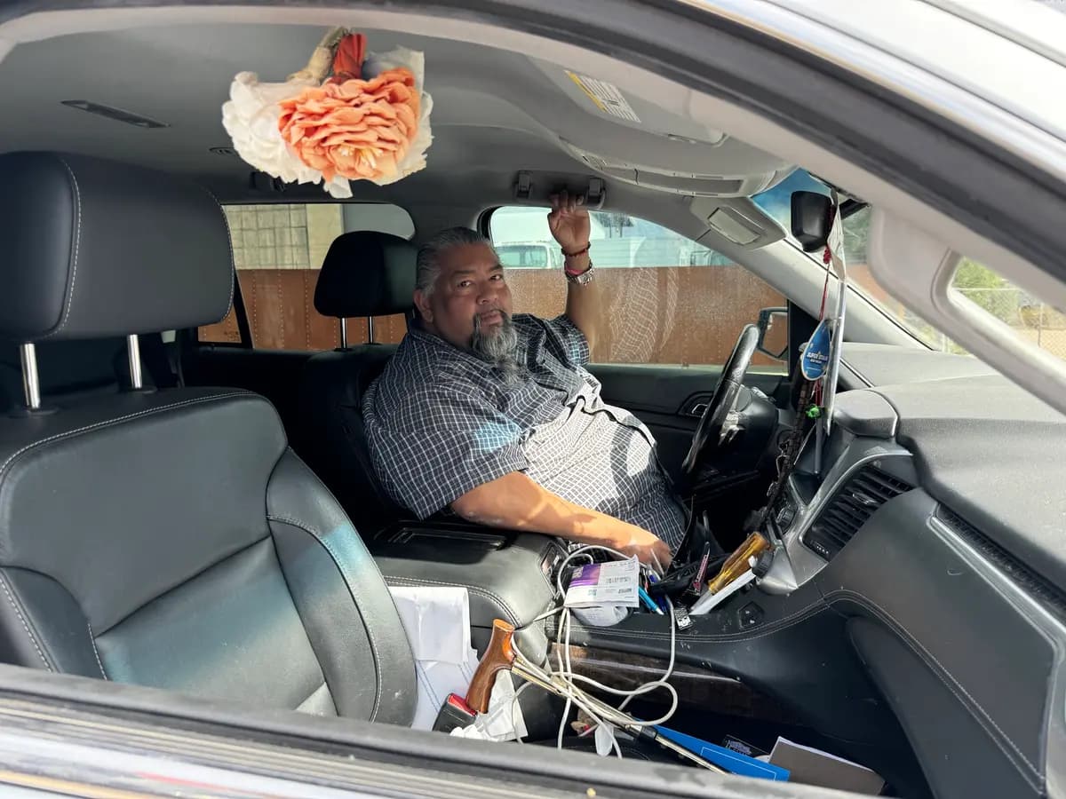 Francisco Muñoz, votante tribal, aparece en la foto mientras se aleja en su coche de un colegio electoral tras votar el 15 de julio de 2025 en South Tucson, Arizona. (Arjun Singh/The Epoch Times)