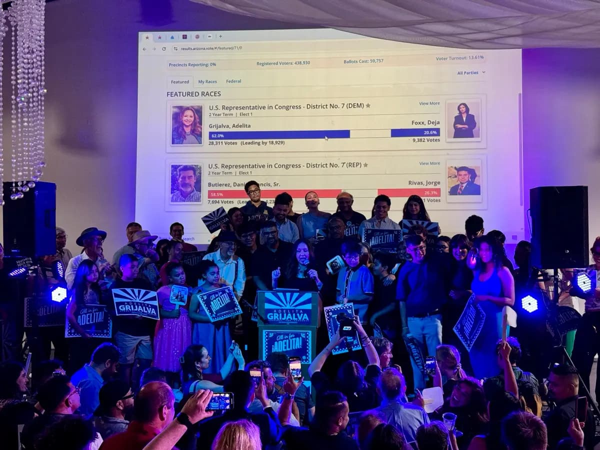Adelita Grijalva habla tras ganar las primarias demócratas especiales en el 7.º distrito congresional de Arizona, en Tucson, Arizona, el 15 de julio de 2025. (Arjun Singh/The Epoch Times)