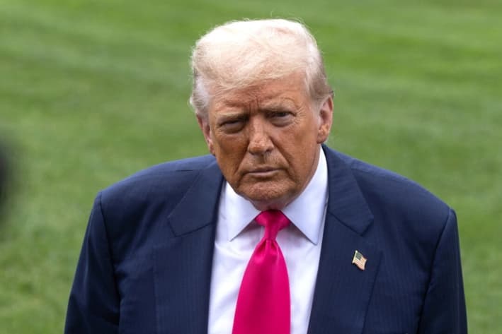 El presidente Donald Trump habla con miembros de los medios antes de abordar el Marine One en el jardín sur de la Casa Blanca, el 15 de julio de 2025. (Mehmet Eser/Middle East Images vía AFP vía Getty Images)