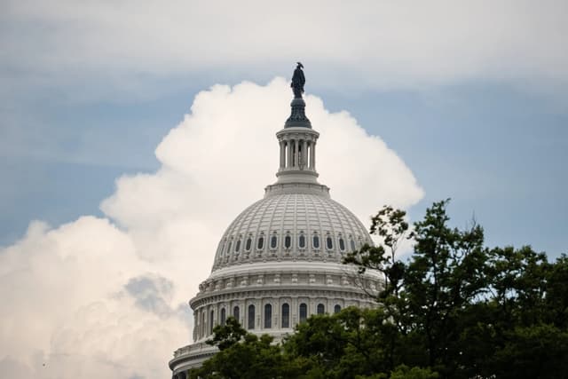 Senado aprueba proyecto de Trump para recortar el gasto en USD 9000 millones gracias al voto de Vance