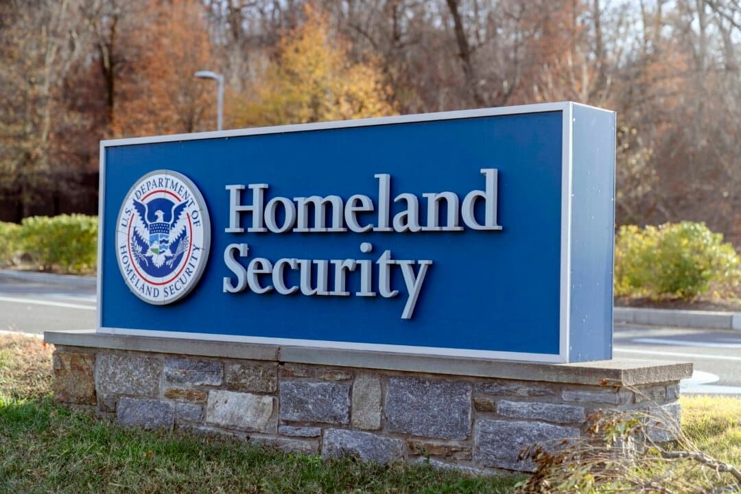 Cartel del Departamento de Seguridad Nacional de Estados Unidos frente a su sede en Washington el 8 de diciembre de 2024. (José Luis Magana/AP Photo)