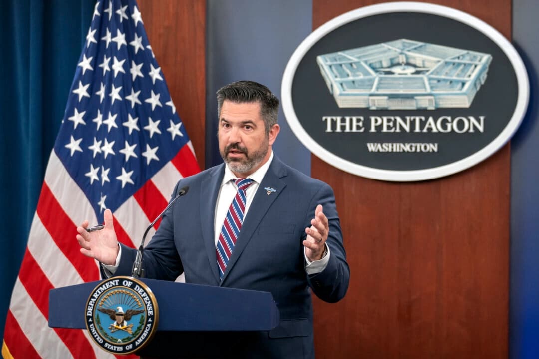 El portavoz del Pentágono, Sean Parnell, habla durante una rueda de prensa en el Pentágono, el miércoles 2 de julio de 2025, en Washington. (Foto AP/Mark Schiefelbein).