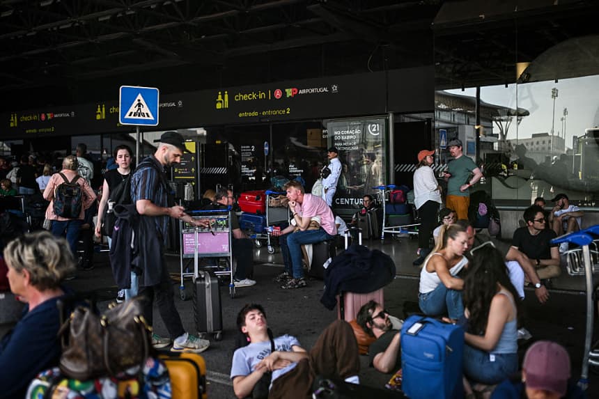 Personas con su equipaje esperando afuera del aeropuerto Humberto Delgado luego de un corte general de electricidad en Lisboa (Portugal) el 28 de abril de 2025. (Patricia De Melo Moreira/Getty Images)