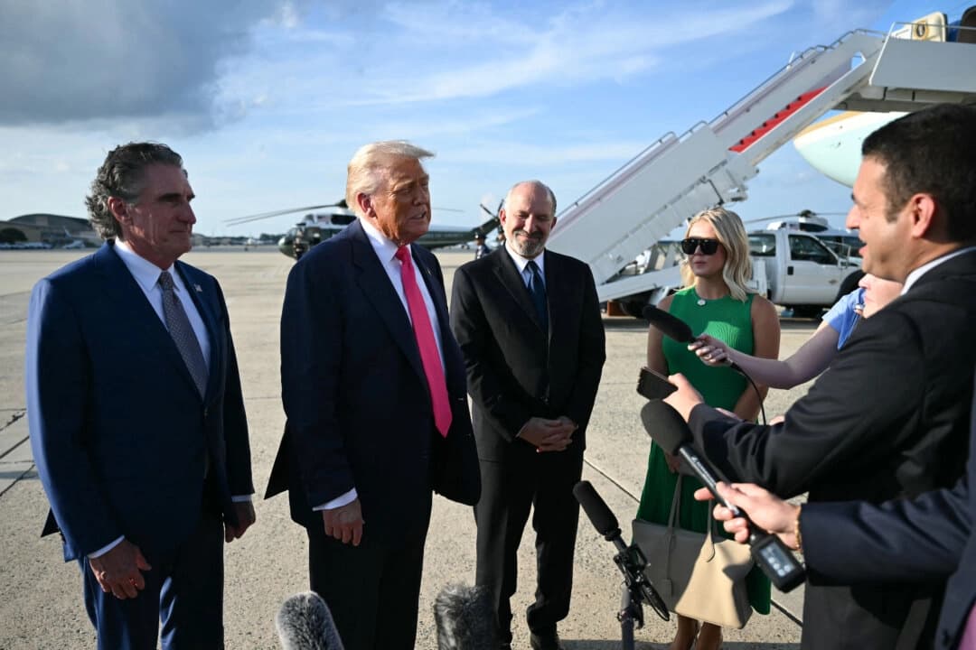 El presidente Donald Trump habla con la prensa tras descender del Air Force One a su llegada a la Base Conjunta Andrews, Maryland, el 15 de julio de 2025. (Andrew Caballero-Reynolds/AFP vía Getty Images)

