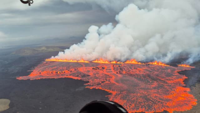 Un volcán situado en la península de Reykjanes, en el suroeste de Islandia, ha entrado en erupción por duodécima vez en los últimos cinco años, aunque la lava no amenaza de momento ninguna infraestructura, informó el 16 de julio de 2025 la Oficina Meteorológica de este país nórdico (IMO, en inglés). EFE/ Departamento de Defensa Pública de Islandia
