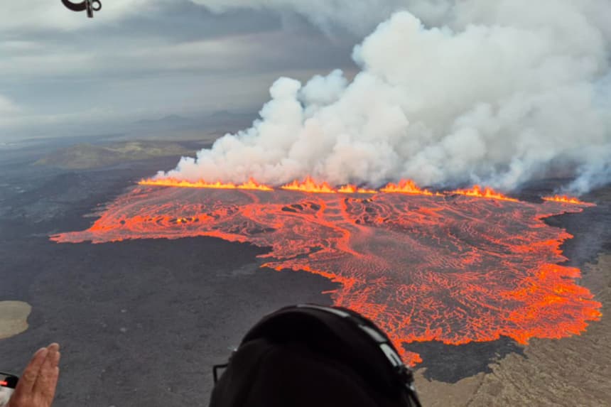 Un volcán situado en la península de Reykjanes, en el suroeste de Islandia, ha entrado en erupción por duodécima vez en los últimos cinco años, aunque la lava no amenaza de momento ninguna infraestructura, informó el 16 de julio de 2025 la Oficina Meteorológica de este país nórdico (IMO, en inglés). EFE/ Departamento de Defensa Pública de Islandia