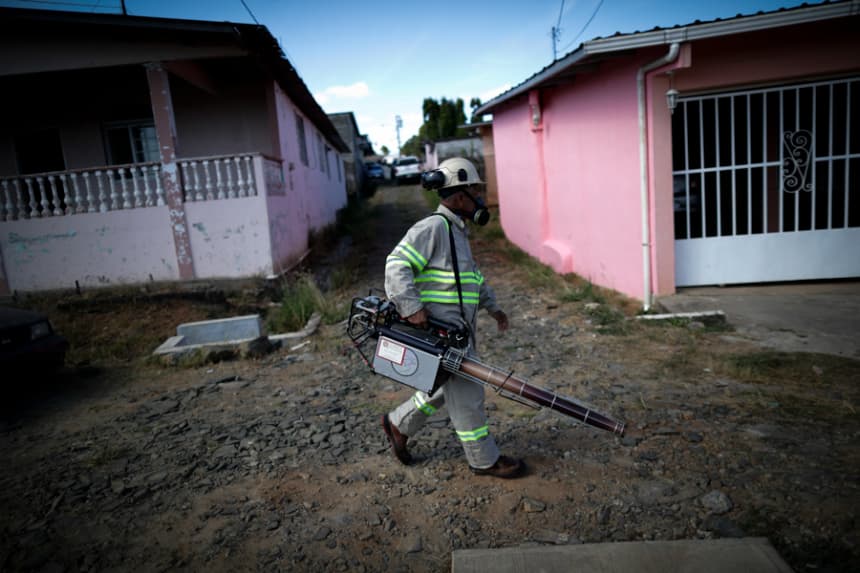 Personal de salud fumiga las calles del barrio San Antonio, en La Chorrera (Panamá), en una fotografía de archivo. EFE/ Bienvenido Velasco
