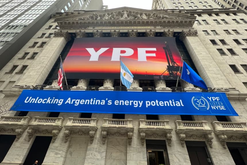 Fotografía de archivo de una pancarta de la petrolera argentina YPF en la fachada de la bolsa de valores de Nueva York. EFE/Sarah Yáñez-Richards
