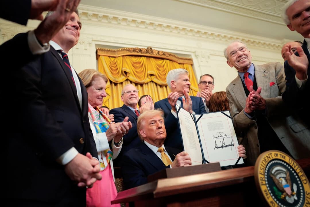 El presidente Donald Trump muestra una ley firmada durante un acto celebrado en el Salón Este de la Casa Blanca en Washington D. C., el 16 de julio de 2025. (Anna Moneymaker/Getty Images)