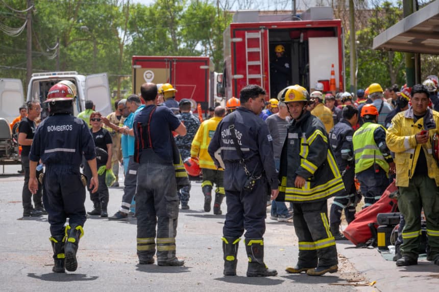 Policía y bomberos trabajan tras el derrumbe del Hotel Dubrovnik en la localidad balnearia de Villa Gesell, provincia de Buenos Aires (Argentina), el 29 de octubre de 2024. (Stringer/AFP vía Getty Images)