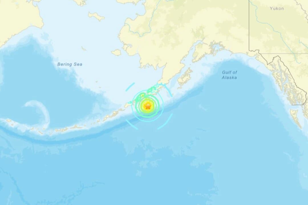 Un mapa del Servicio Geológico de los Estados Unidos muestra que el terremoto se produjo en el golfo de Alaska, a pocos kilómetros al sur de una zona poco poblada o deshabitada de la península de Alaska, aproximadamente a 80 kilómetros al sur de Sand Point, Alaska. (USGS)