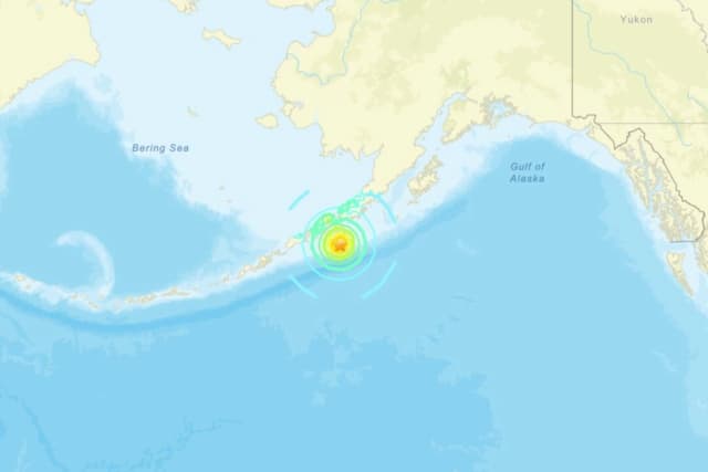 Terremoto de magnitud 7.3 sacude costa de Alaska y emiten alerta de tsunami