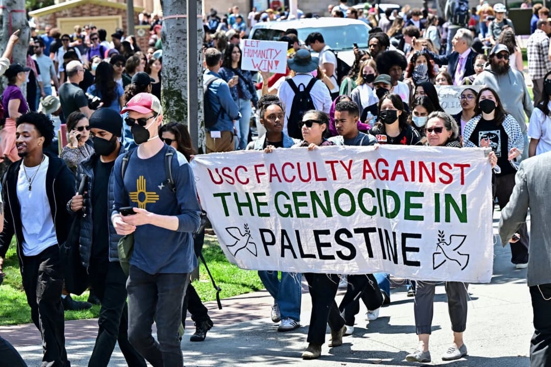 Miembros del cuerpo docente se unen a estudiantes pro palestinos en protesta por la guerra entre Israel y Hamás en el campus de la Universidad del Sur de California en Los Ángeles, el 24 de abril de 2024. (Frederic J. Brown/AFP a través de Getty Images)