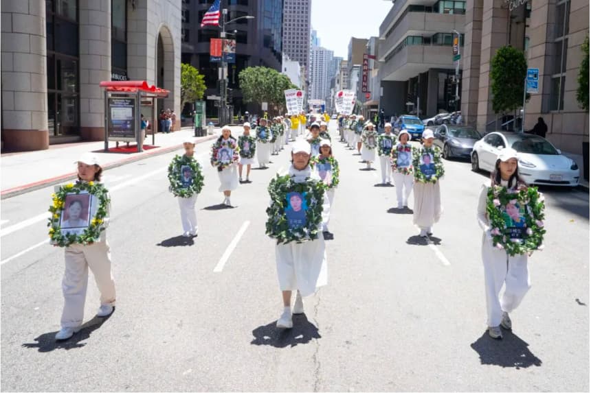 Practicantes de Falun Gong sostienen fotos de víctimas perseguidas mientras marchan en un desfile en San Francisco el 12 de julio de 2025. (Gary Wang/The Epoch Times)