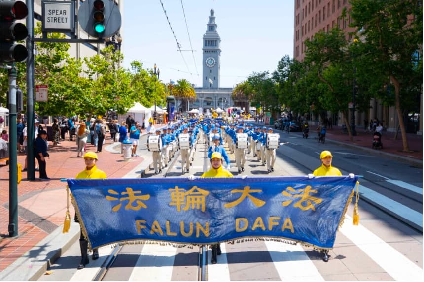 La banda musical Tianguo, compuesta por practicantes de Falun Gong, marcha en un desfile en San Francisco el 12 de julio de 2025. (Gary Wang/The Epoch Times)