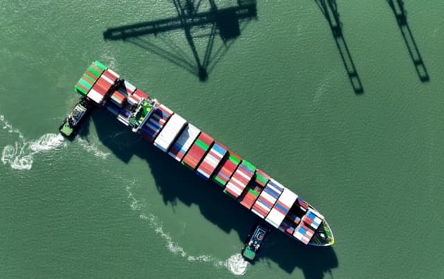 Economía de China se ralentiza tras débil gasto de consumidores y temores por aranceles de EE. UU.