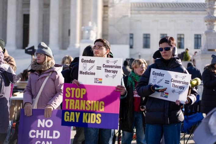 Manifestantes se congregan en el exterior mientras la Corte Suprema escucha un caso sobre la prohibición a procedimientos transgénero para menores, en Washington, el 4 de diciembre de 2024. (Madalina Vasiliu/The Epoch Times)