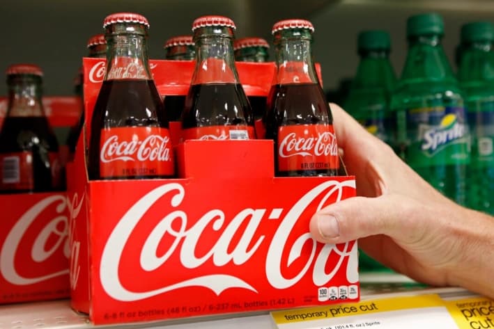 Un empleado organiza botellas de Coca-Cola en una tienda de Alexandria, Virginia, el 16 de octubre de 2012. (Kevin Lamarque/Reuters)