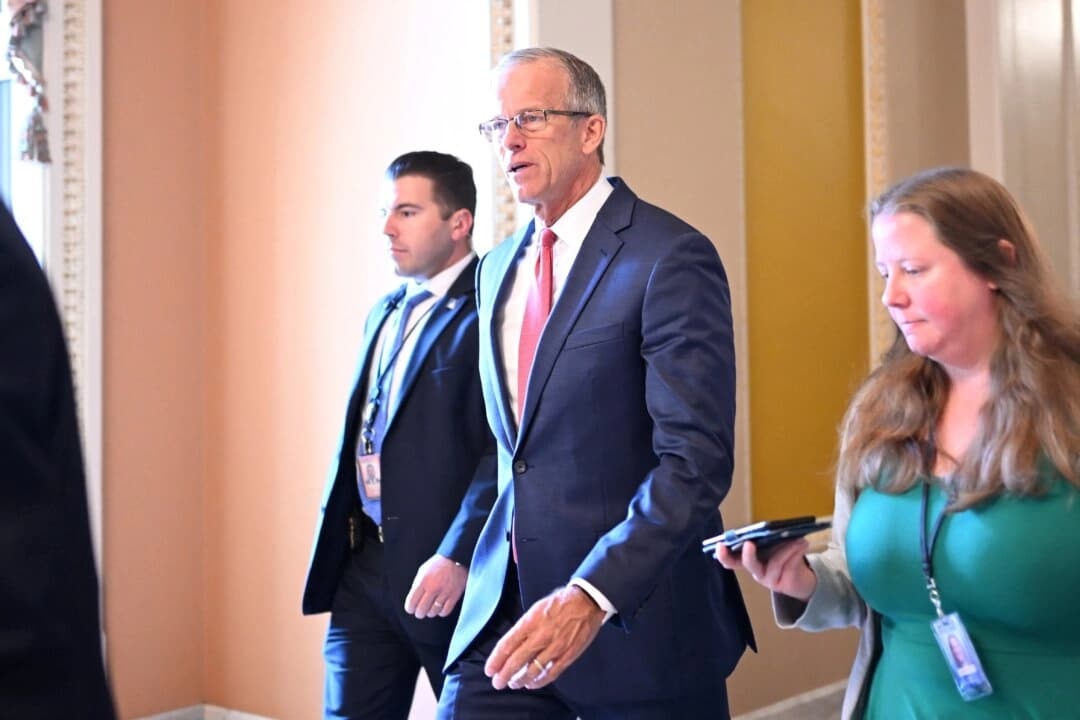 El líder de la mayoría republicana en el Senado de EE. UU., John Thune (R-S.D.), camina desde el hemiciclo del Senado hacia su oficina en el Capitolio de Washington el 16 de julio de 2025. (Alex Wroblewski/AFP a través de Getty Images)
