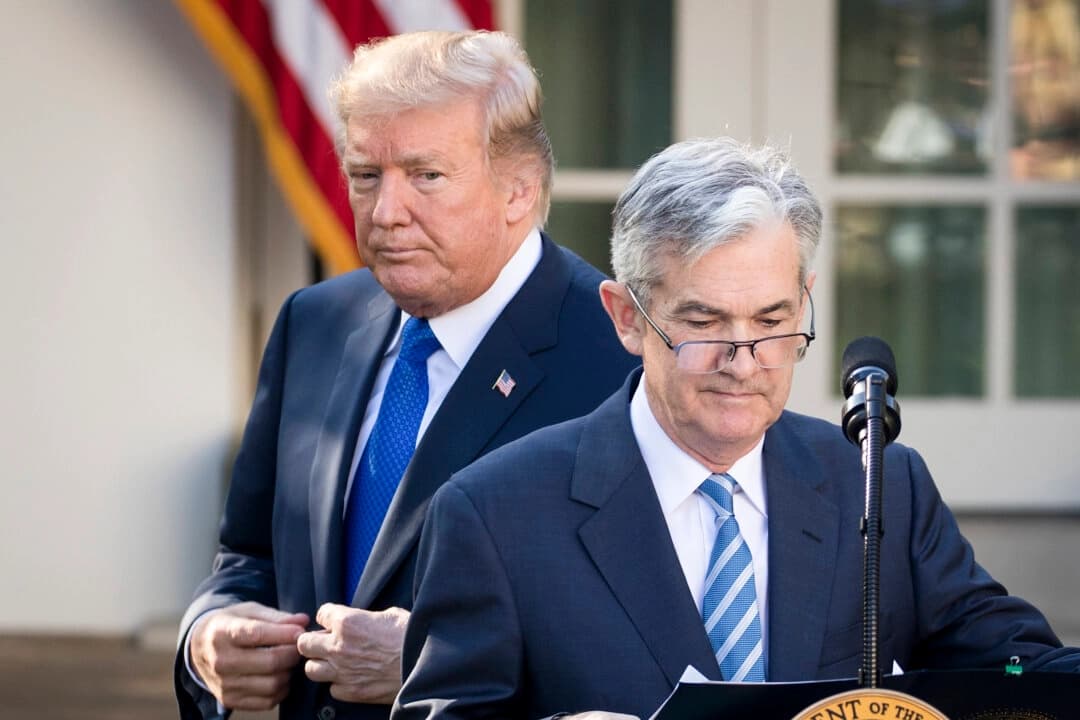 El presidente Donald Trump observa mientras su candidato a presidente de la Reserva Federal, Jerome Powell, sube al estrado durante una rueda de prensa en el Jardín de las Rosas de la Casa Blanca en Washington, el 2 de noviembre de 2017. (Drew Angerer/Getty Images)