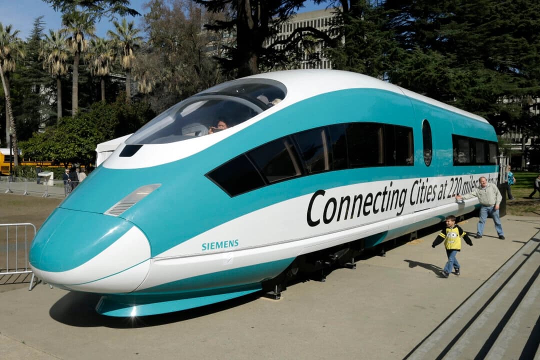 Una maqueta a escala real de un tren de alta velocidad se exhibe en el Capitolio en Sacramento, California, el 26 de febrero de 2015. (Rich Pedroncelli/AP Photo)
