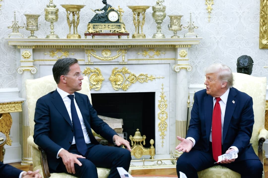 El presidente de EE. UU., Donald Trump, se reúne con el secretario general de la OTAN, Mark Rutte (izquierda), en el Despacho Oval de la Casa Blanca en Washington el 14 de julio de 2025. (Kevin Dietsch/Getty Images)

