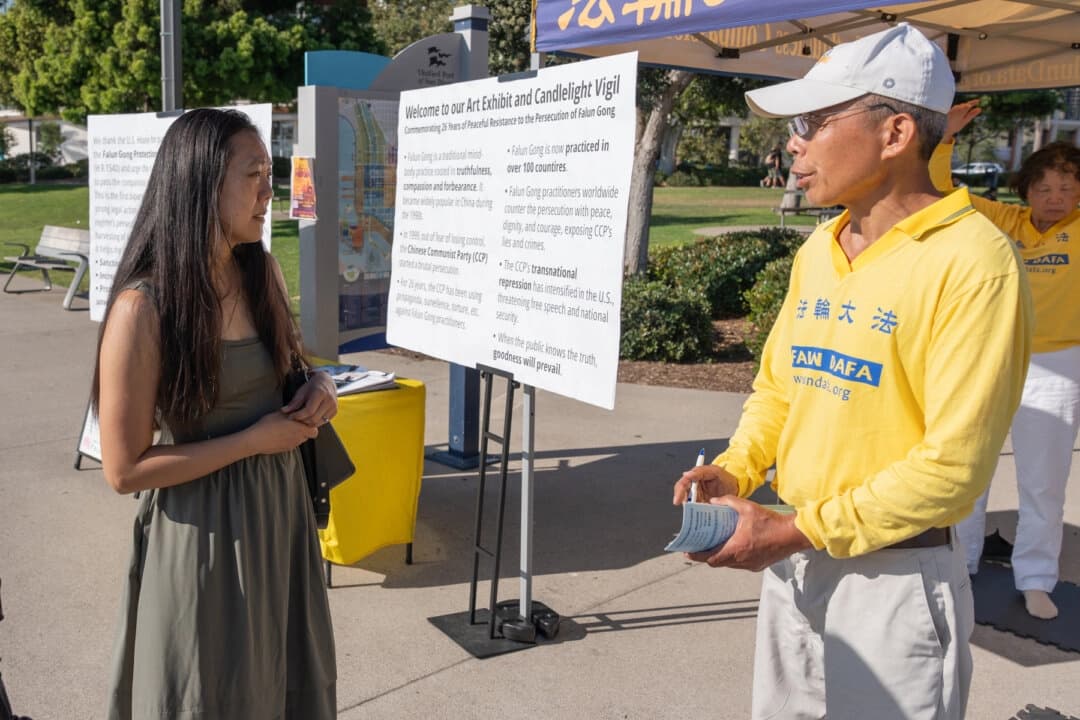 Wang Hongfa (derecha), un sobreviviente de la persecución a Falun Gong, comparte su historia con Jenny Maeda, concejal de la ciudad de Poway, en San Diego el 12 de julio de 2025. (Jane Yang/The Epoch Times)
