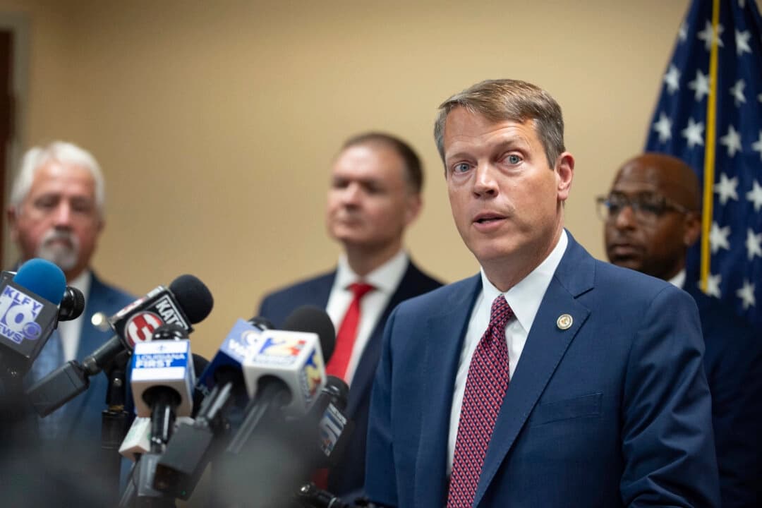 El fiscal federal interino Alexander C. Van Hook habla durante una conferencia de prensa en la que se anuncia la acusación formal de jefes de policía actuales y anteriores por cargos de fraude y conspiración, en la Corte Federal de Lafayette, Luisiana, el 16 de julio de 2025. (Brad Bowie/The Times-Picayune/The New Orleans Advocate vía AP)
