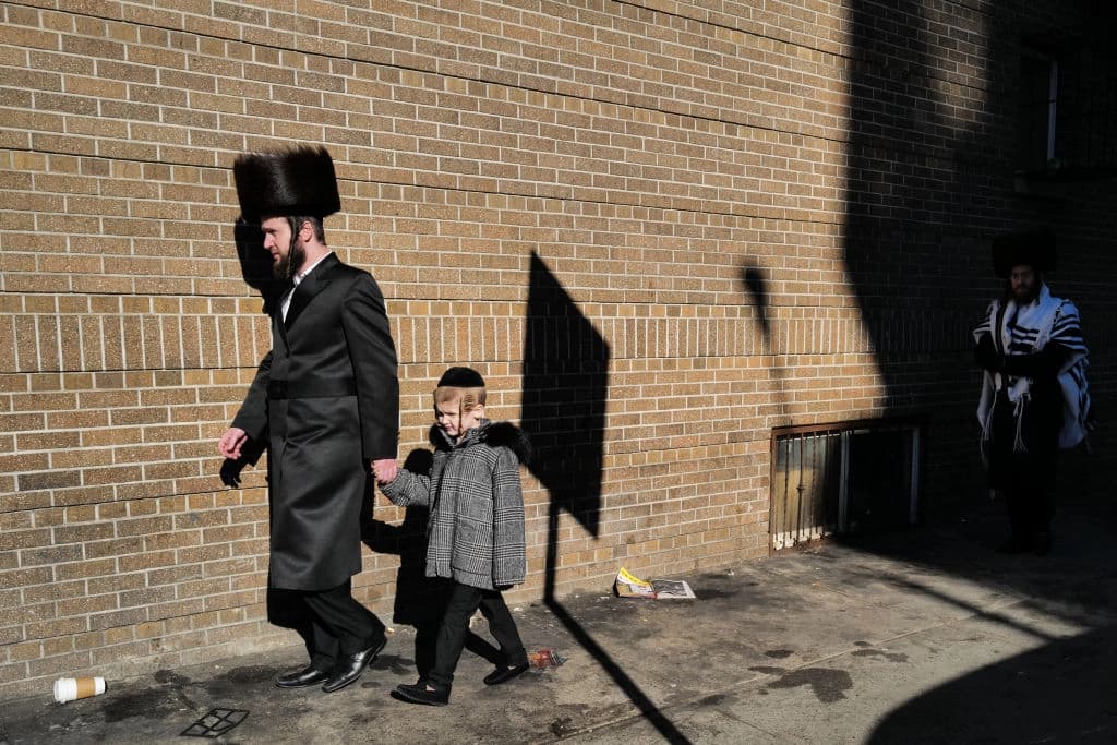 Hombres judíos ortodoxos caminan durante el sabbat en Williamsburg, Brooklyn, Nueva York, el 16 de diciembre de 2023. (Charly Triballeau /AFP a través de Getty Images)