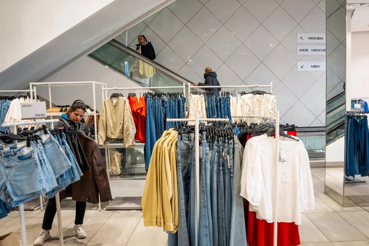 La gente compra en una tienda minorista en la ciudad de Nueva York el 21 de marzo de 2025. (Samira Bouaou/The Epoch Times)