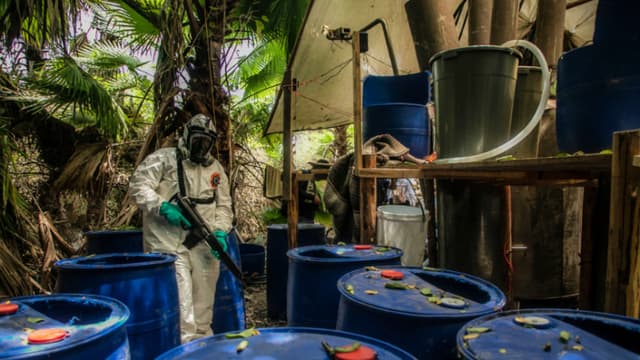 Un agente de la policía estatal de Sinaloa trabaja durante el desmantelamiento de uno de los tres laboratorios clandestinos productores de droga sintética, principalmente metanfetamina, en El Dorado, Sinaloa, México, el 4 de junio de 2019. (Rashide Frias/AFP vía Getty Images)