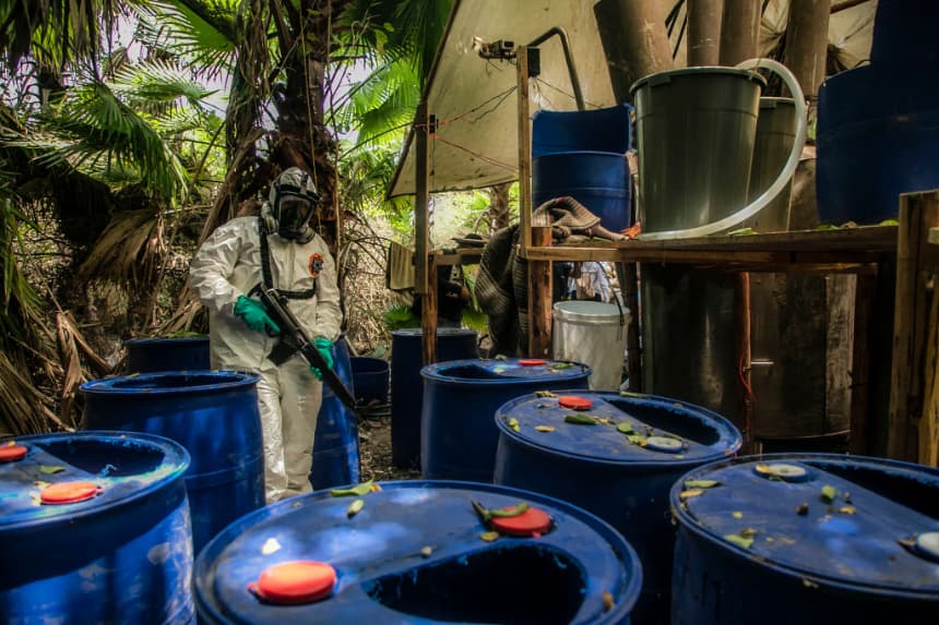 Un agente de la policía estatal de Sinaloa trabaja durante el desmantelamiento de uno de los tres laboratorios clandestinos productores de droga sintética, principalmente metanfetamina, en El Dorado, Sinaloa, México, el 4 de junio de 2019. (Rashide Frias/AFP vía Getty Images)