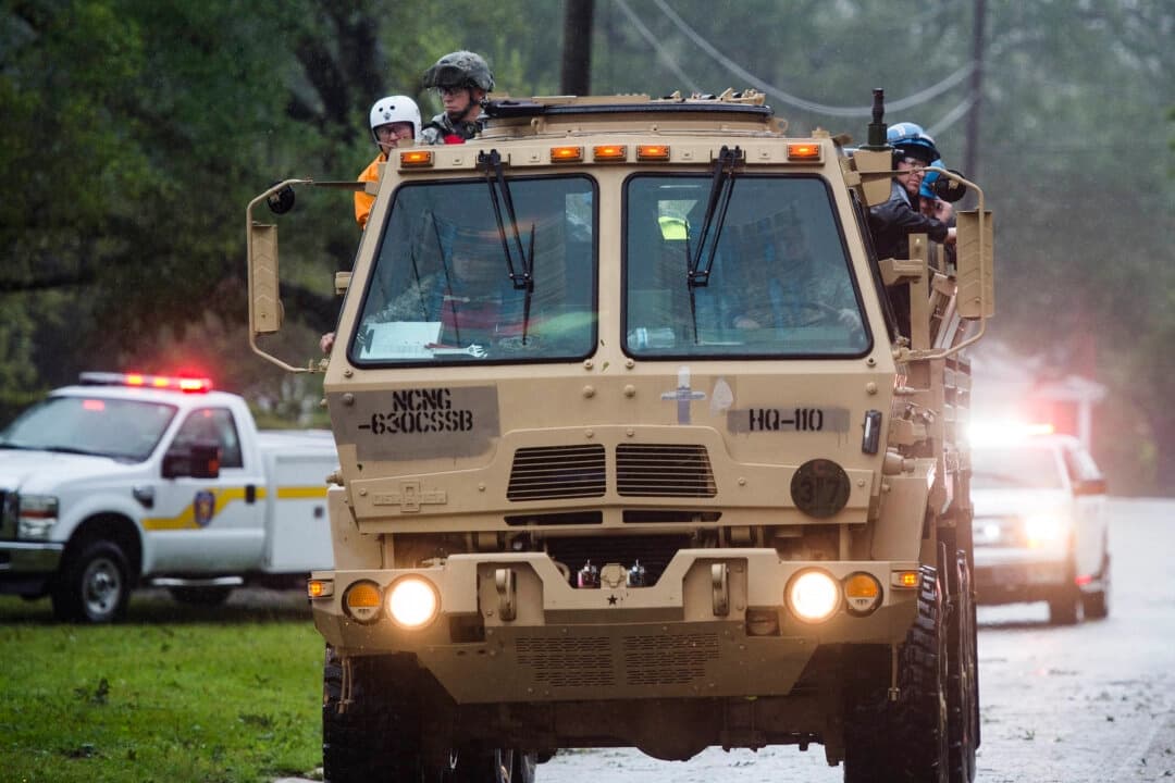 Miembros de la Guardia Nacional y un equipo de búsqueda y rescate de FEMA en una foto de archivo. (Andrew Caballero-Reynolds/AFP vía Getty Images)
