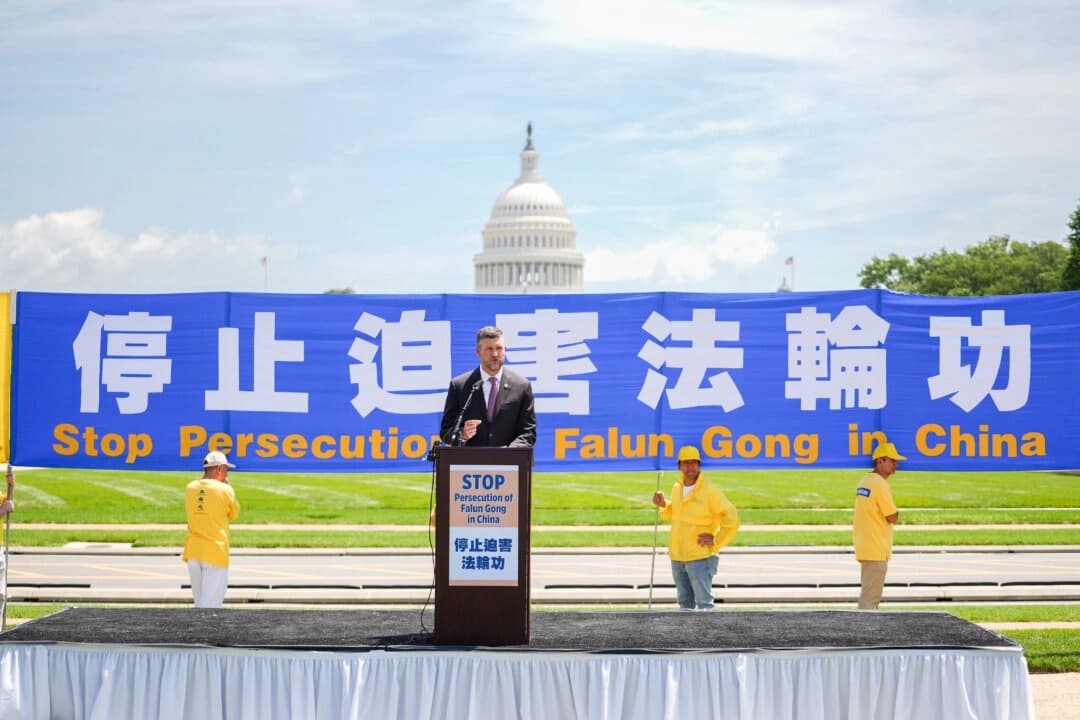 El congresista Pat Ryan (D-N. Y.) habla durante una manifestación de Falun Gong que pide el fin de los 26 años de persecución a Falun Gong por parte del Partido Comunista Chino en China, en el National Mall de Washington el 17 de julio de 2025. (Madalina Kilroy/The Epoch Times)
