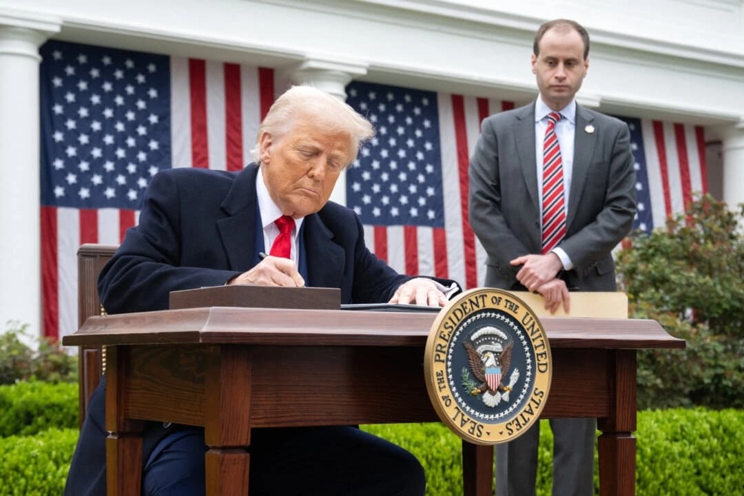 El presidente Donald Trump firma una orden ejecutiva tras pronunciar unas declaraciones sobre los aranceles recíprocos durante un acto celebrado en el Jardín de las Rosas, titulado "Make America Wealthy Again", en la Casa Blanca, el 2 de abril de 2025. (Saul Loeb/AFP a través de Getty Images)
