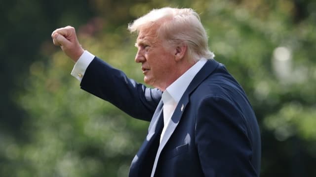El presidente Donald Trump reacciona ante sus seguidores al salir de la Casa Blanca en Washington el 11 de julio de 2025. (Win McNamee/Getty Images)