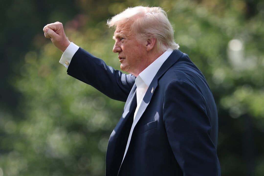 El presidente Donald Trump reacciona ante sus seguidores al salir de la Casa Blanca en Washington el 11 de julio de 2025. (Win McNamee/Getty Images)