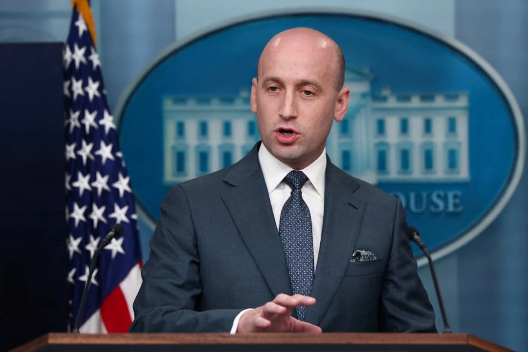 El subjefe de gabinete de la Casa Blanca, Stephen Miller, habla con los periodistas durante una rueda de prensa en la Casa Blanca en Washington, el 1 de mayo de 2025. (Evelyn Hockstein)
