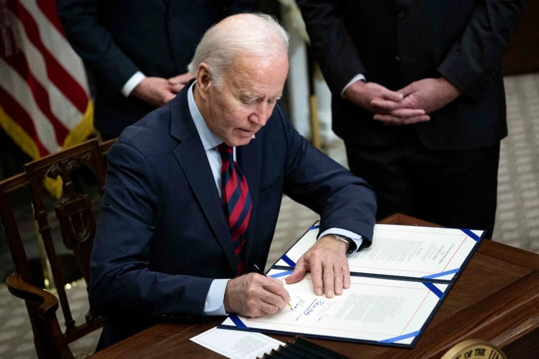 El presidente Joe Biden firma una resolución para evitar un cierre ferroviario a nivel nacional, en Washington, el 2 de diciembre de 2022. (Brendan Smialowski/AFP a través de Getty Images).