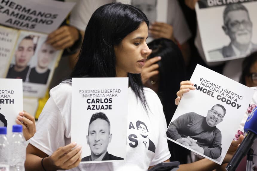 Un miembro del Comité de Familiares de Presos Políticos participa en una protesta en Caracas el 28 de enero de 2025. (PEDRO MATTEY/AFP a través de Getty Images)