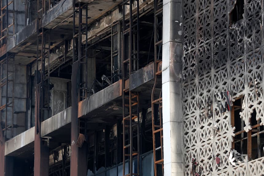 Una toma de cerca muestra el 17 de julio de 2025 la fachada dañada después de que un incendio arrasara el recién inaugurado hipermercado durante la noche en la ciudad de Kut, en el este de Irak. (Ahmad Al-Rubaye/Getty Images)