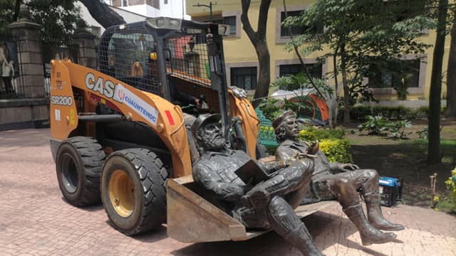 Retiran unas estatuas de Fidel Castro y el Che Guevara en la Ciudad de México