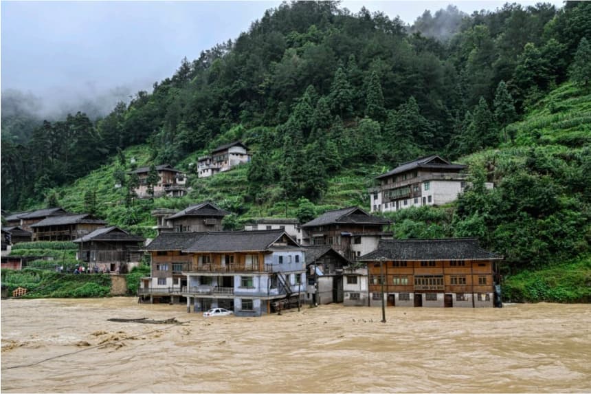 Edificios sumergidos en una aldea afectada por las inundaciones en Kaili, en la provincia suroccidental de Guizhou, China, el 28 de junio de 2025. STR/AFP vía Getty Images
