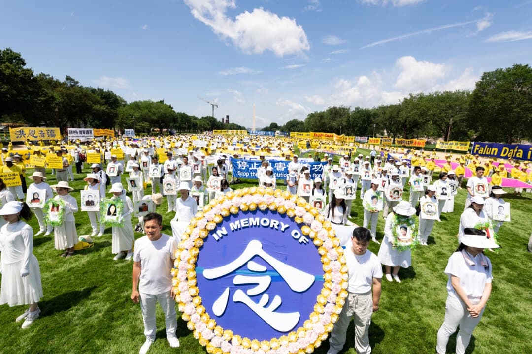 Los practicantes de Falun Dafa se reúnen para una manifestación anual en el National Mall de Washington el 17 de julio de 2025 para pedir el fin de la persecución a Falun Gong por parte del Partido Comunista Chino en China. (Larry Dye/The Epoch Times)
