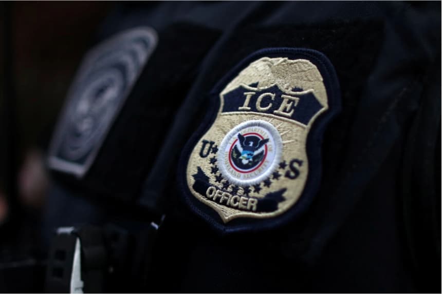 La placa de un agente del Servicio de Inmigración y Control de Aduanas de Estados Unidos (ICE) en Hawthorne, California, el 1 de marzo de 2020. Lucy Nicholson/Reuters