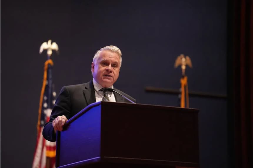 El representante Chris Smith (R-Nueva Jersey) habla en un foro titulado "Salvaguardando la libertad: Contrarrestando la represión transnacional del PCCh", en el Capitolio de Estados Unidos el 17 de julio de 2025. Samira Bouaou/The Epoch Times