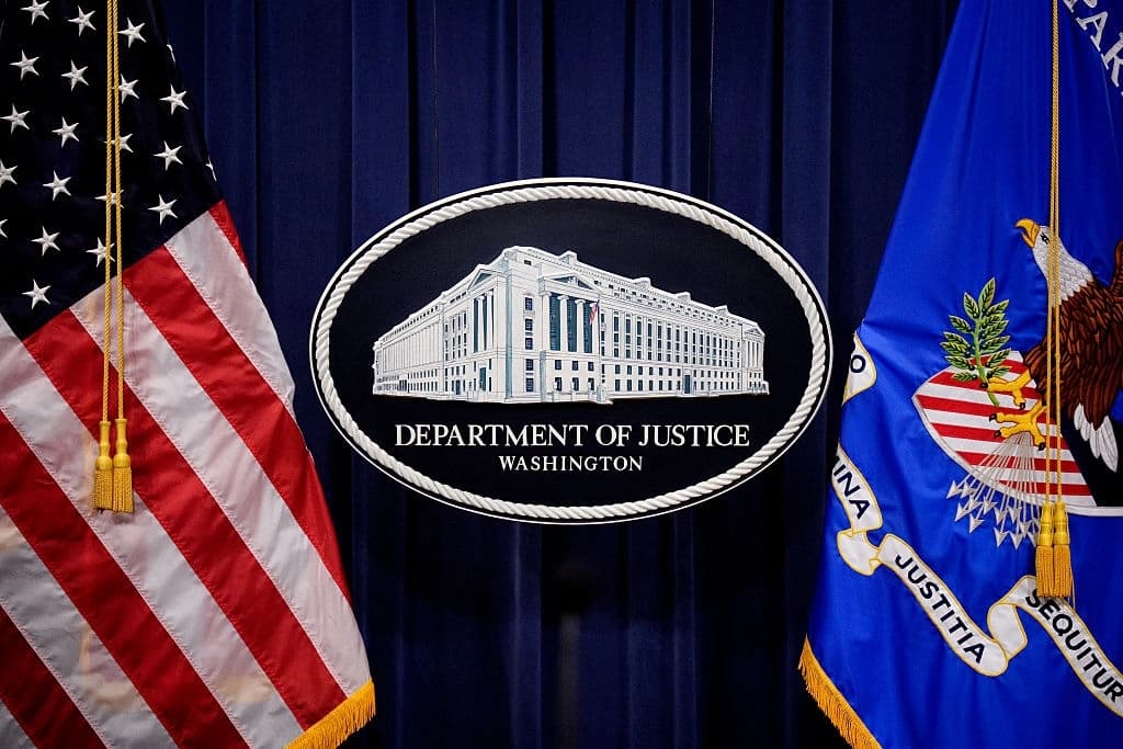 El logotipo del Departamento de Justicia se muestra antes de una rueda de prensa en el Departamento de Justicia el 6 de mayo de 2025. (Andrew Harnik/Getty Images)
